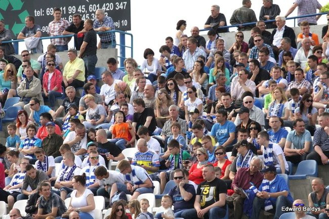 Pewne zwycięstwo Byków (dużo zdjęć kibiców)