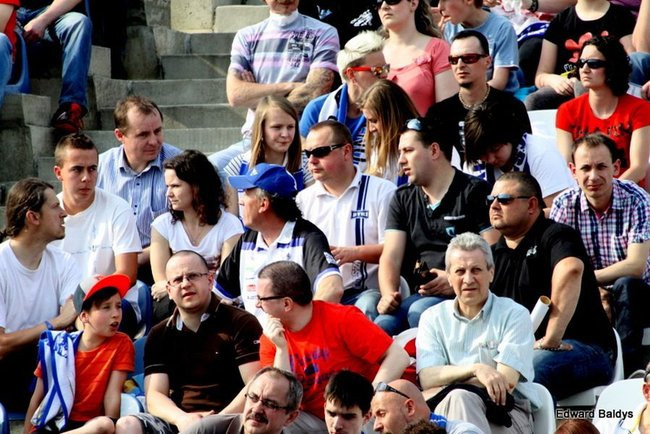 Pewne zwycięstwo Byków (dużo zdjęć kibiców)