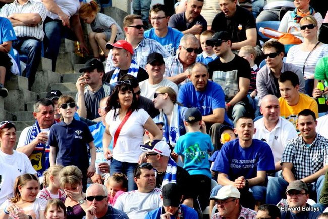 Pewne zwycięstwo Byków (dużo zdjęć kibiców)