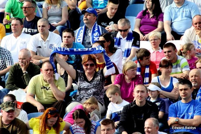 Pewne zwycięstwo Byków (dużo zdjęć kibiców)