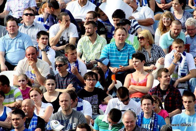 Pewne zwycięstwo Byków (dużo zdjęć kibiców)