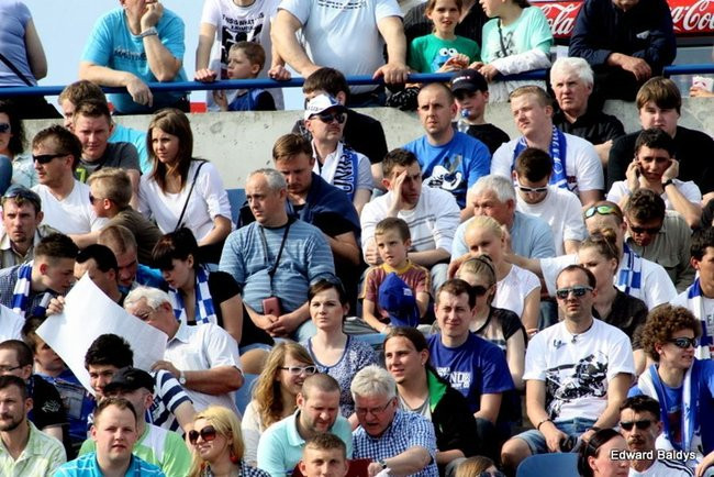 Pewne zwycięstwo Byków (dużo zdjęć kibiców)