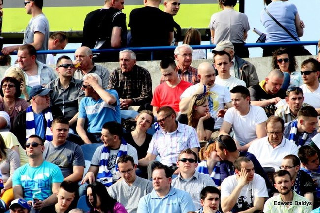 Pewne zwycięstwo Byków (dużo zdjęć kibiców)