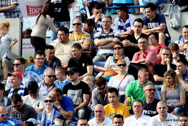 Pewne zwycięstwo Byków (dużo zdjęć kibiców)
