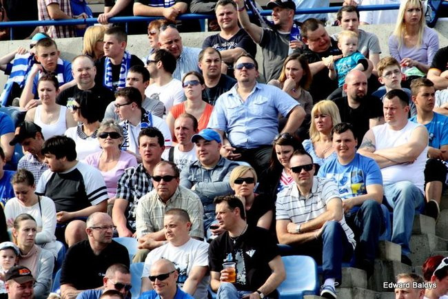 Pewne zwycięstwo Byków (dużo zdjęć kibiców)