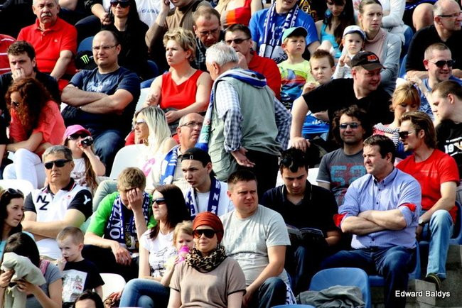 Pewne zwycięstwo Byków (dużo zdjęć kibiców)