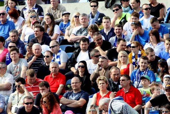 Pewne zwycięstwo Byków (dużo zdjęć kibiców)