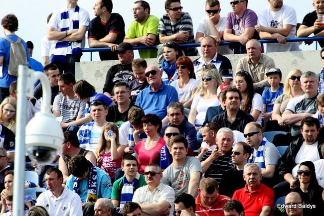 Pewne zwycięstwo Byków (dużo zdjęć kibiców)