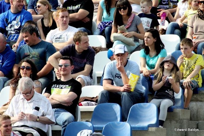 Pewne zwycięstwo Byków (dużo zdjęć kibiców)