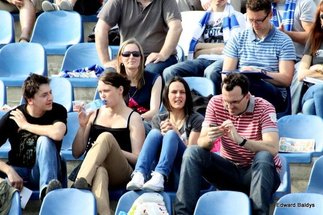 Pewne zwycięstwo Byków (dużo zdjęć kibiców)