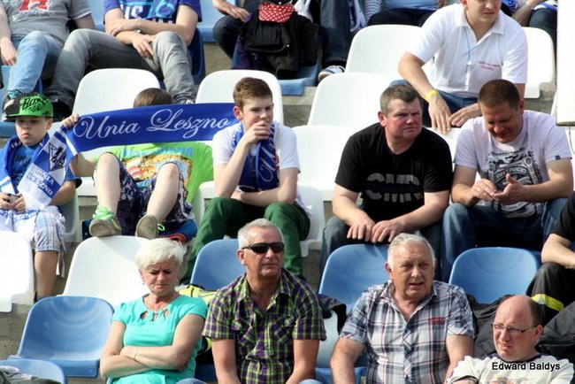 Pewne zwycięstwo Byków (dużo zdjęć kibiców)