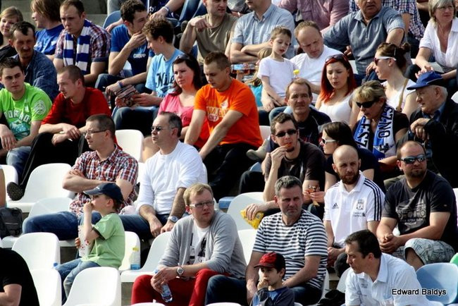 Pewne zwycięstwo Byków (dużo zdjęć kibiców)