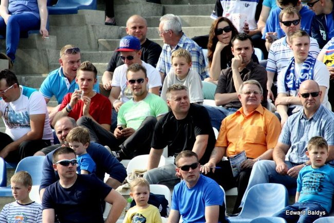 Pewne zwycięstwo Byków (dużo zdjęć kibiców)