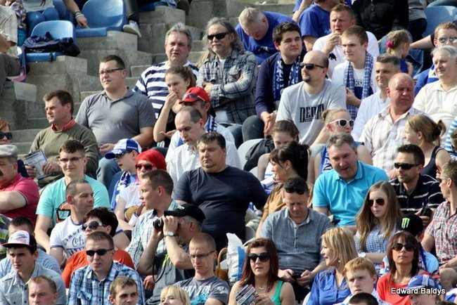 Pewne zwycięstwo Byków (dużo zdjęć kibiców)