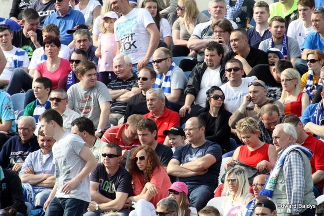 Pewne zwycięstwo Byków (dużo zdjęć kibiców)