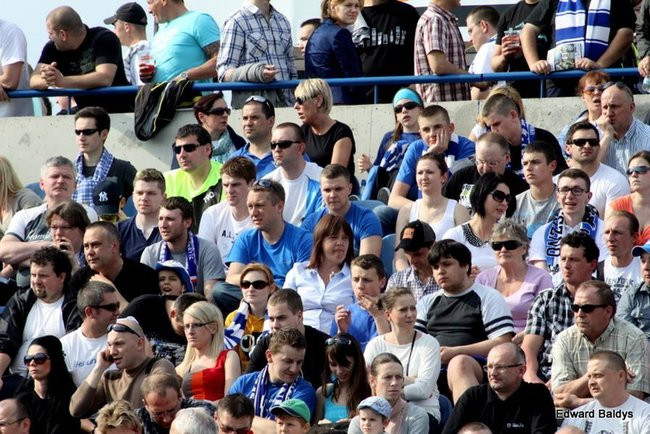 Pewne zwycięstwo Byków (dużo zdjęć kibiców)