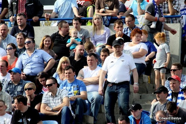 Pewne zwycięstwo Byków (dużo zdjęć kibiców)