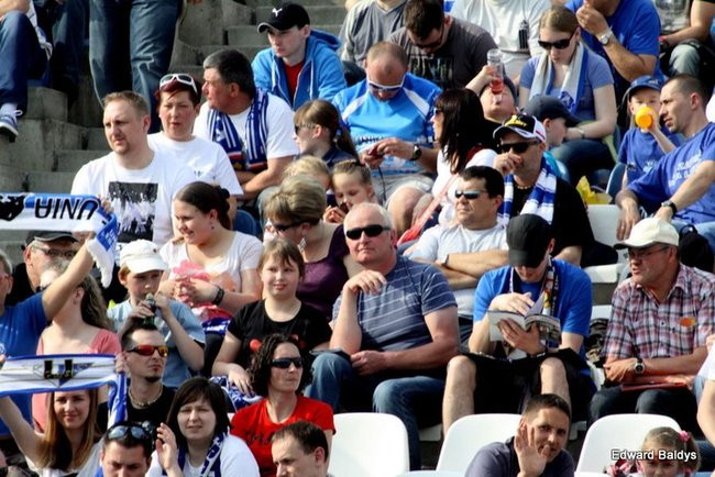 Pewne zwycięstwo Byków (dużo zdjęć kibiców)