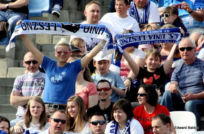 Pewne zwycięstwo Byków (dużo zdjęć kibiców)