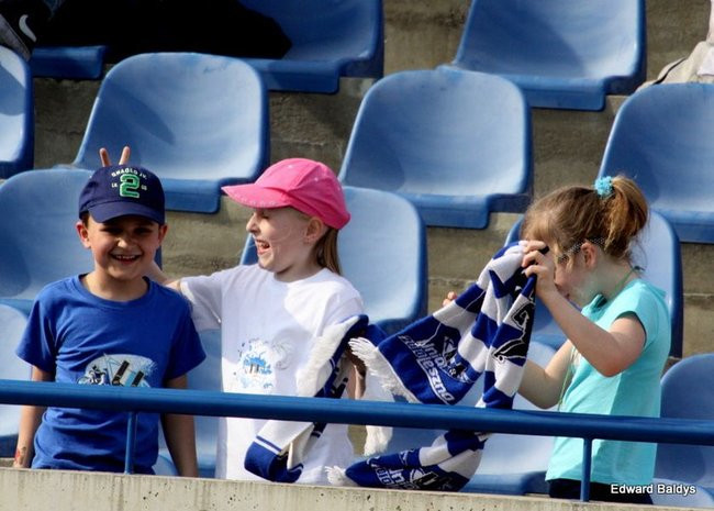 Pewne zwycięstwo Byków (dużo zdjęć kibiców)