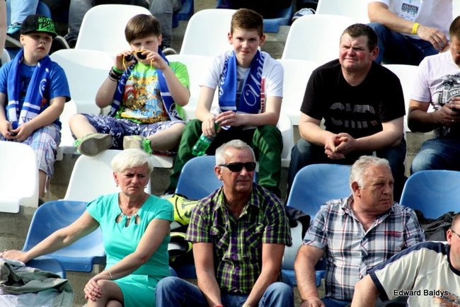 Pewne zwycięstwo Byków (dużo zdjęć kibiców)