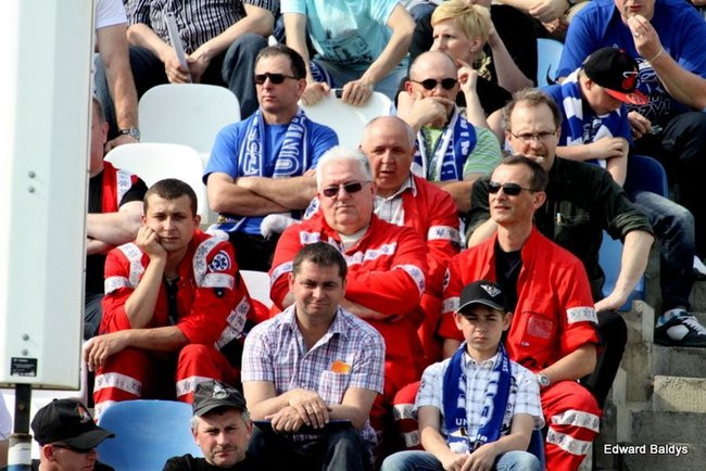 Pewne zwycięstwo Byków (dużo zdjęć kibiców)
