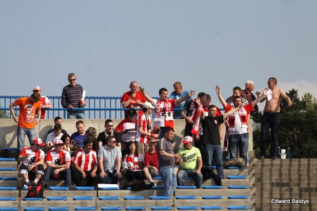 Pewne zwycięstwo Byków (dużo zdjęć kibiców)
