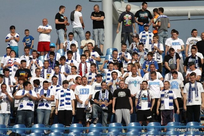 Pewne zwycięstwo Byków (dużo zdjęć kibiców)