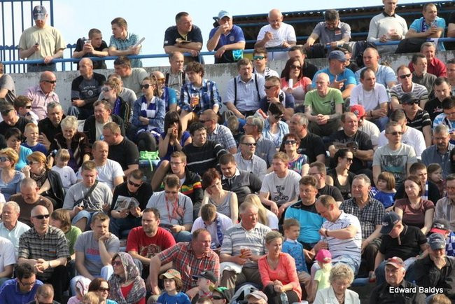 Pewne zwycięstwo Byków (dużo zdjęć kibiców)