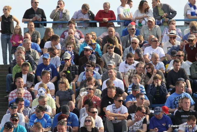 Pewne zwycięstwo Byków (dużo zdjęć kibiców)