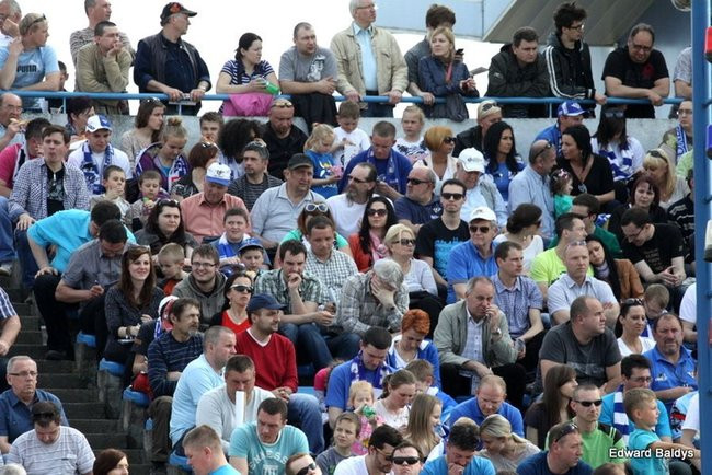 Pewne zwycięstwo Byków (dużo zdjęć kibiców)