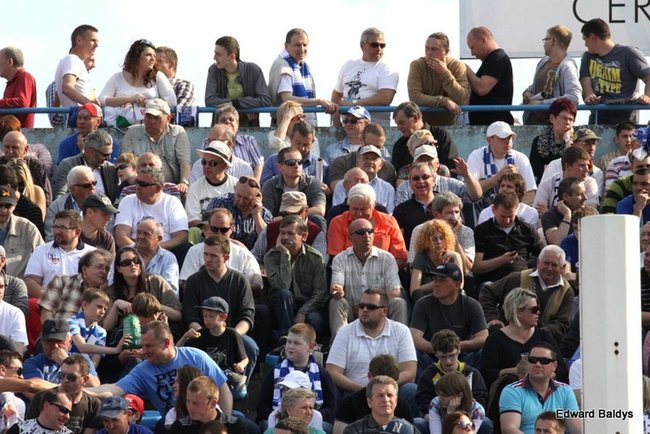 Pewne zwycięstwo Byków (dużo zdjęć kibiców)