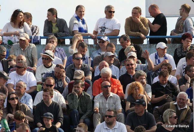 Pewne zwycięstwo Byków (dużo zdjęć kibiców)