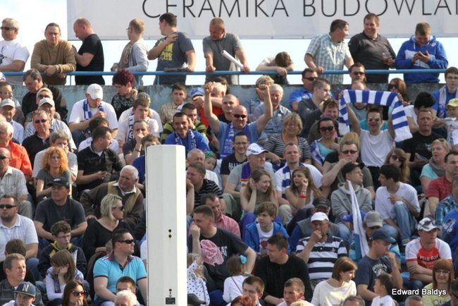 Pewne zwycięstwo Byków (dużo zdjęć kibiców)