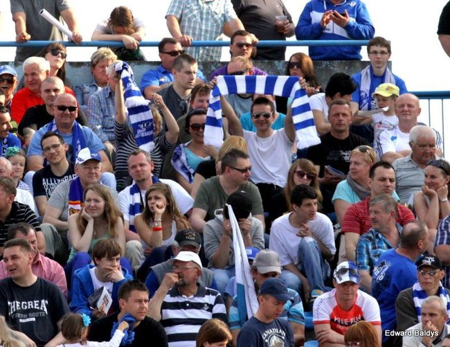 Pewne zwycięstwo Byków (dużo zdjęć kibiców)