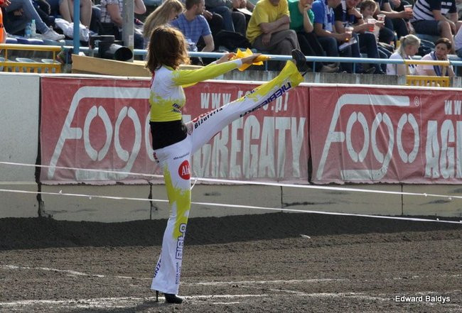 Pewne zwycięstwo Byków (dużo zdjęć kibiców)