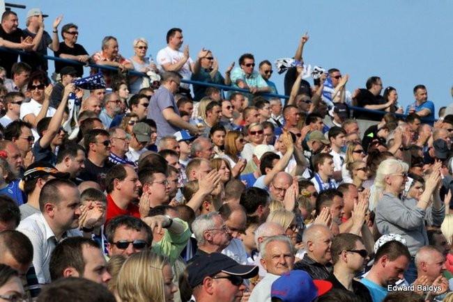 Pewne zwycięstwo Byków (dużo zdjęć kibiców)