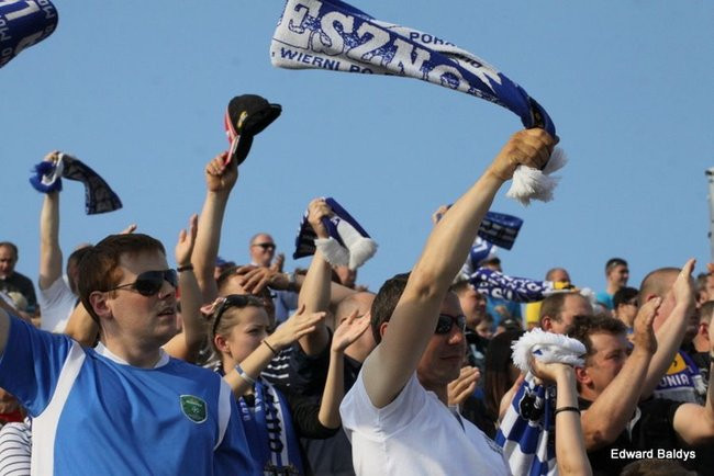 Pewne zwycięstwo Byków (dużo zdjęć kibiców)