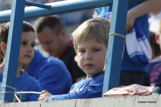 Pewne zwycięstwo Byków (dużo zdjęć kibiców)