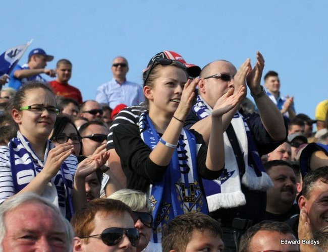 Pewne zwycięstwo Byków (dużo zdjęć kibiców)