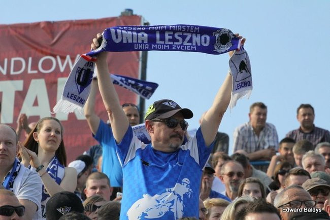 Pewne zwycięstwo Byków (dużo zdjęć kibiców)