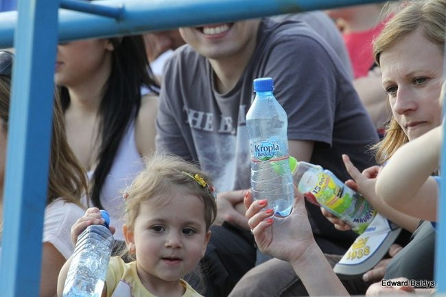 Pewne zwycięstwo Byków (dużo zdjęć kibiców)