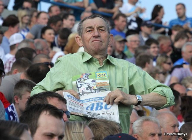 Pewne zwycięstwo Byków (dużo zdjęć kibiców)