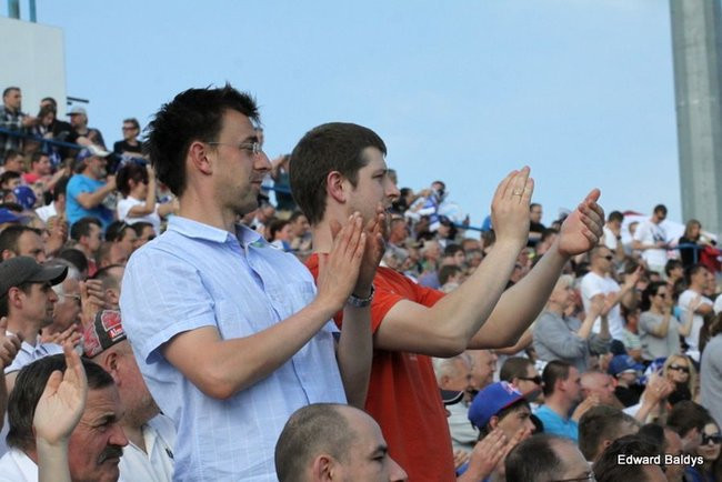 Pewne zwycięstwo Byków (dużo zdjęć kibiców)