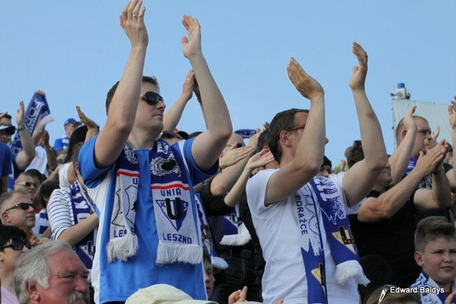 Pewne zwycięstwo Byków (dużo zdjęć kibiców)
