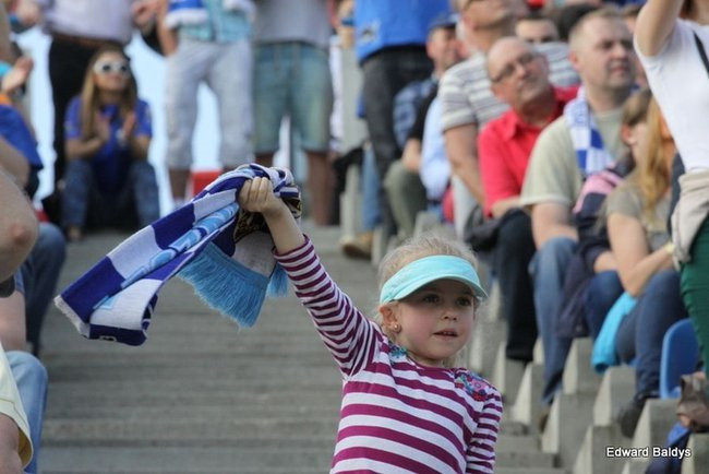 Pewne zwycięstwo Byków (dużo zdjęć kibiców)