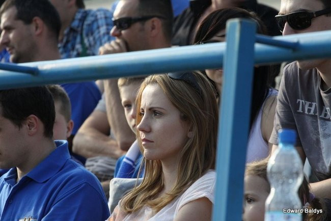 Pewne zwycięstwo Byków (dużo zdjęć kibiców)