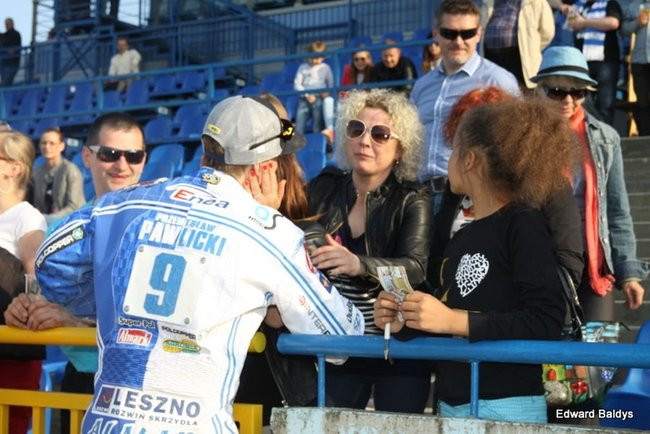 Pewne zwycięstwo Byków (dużo zdjęć kibiców)