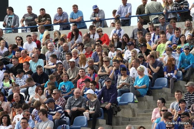 Pewne zwycięstwo Byków (dużo zdjęć kibiców)