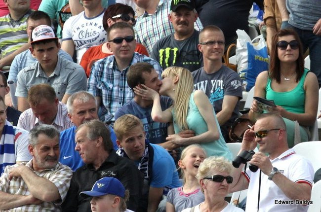 Pewne zwycięstwo Byków (dużo zdjęć kibiców)